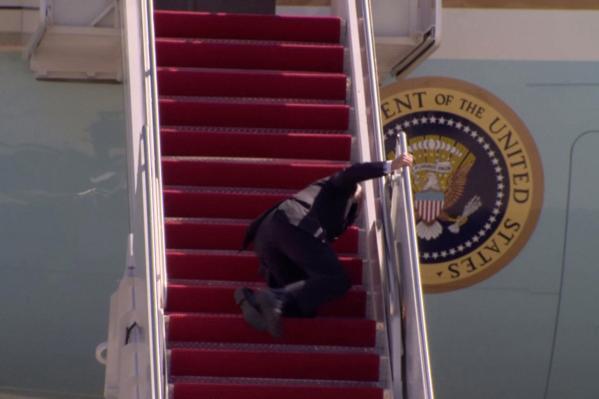 拜登在登机时连跌三次:白宫回应  健康没问题