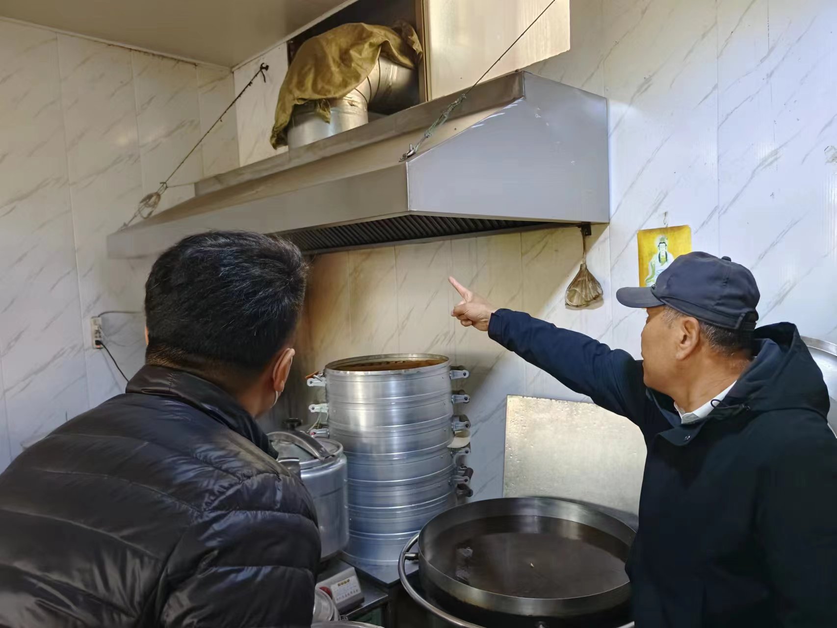 加强餐饮油烟治理 让“烟火气”里飘出“文明味”